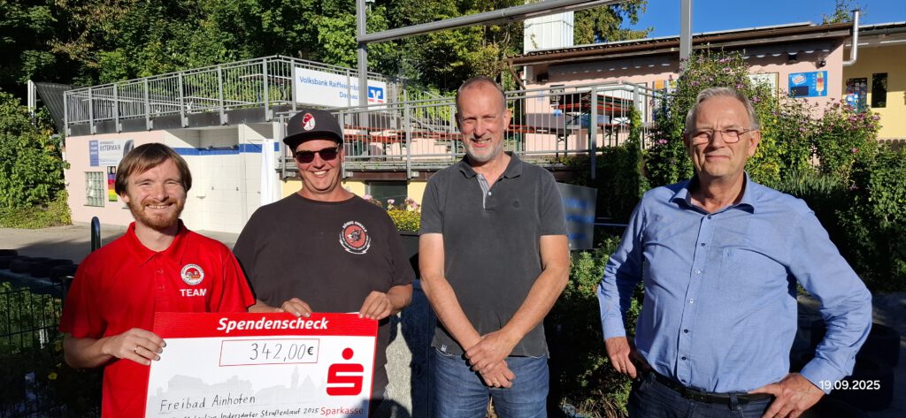 Übergabe der Spende an den VfB Ainhofen e.V.