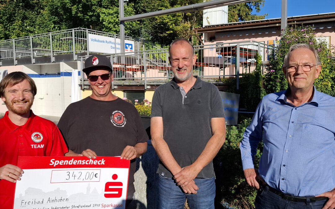 Übergabe der Spende an den VfB Ainhofen e.V.
